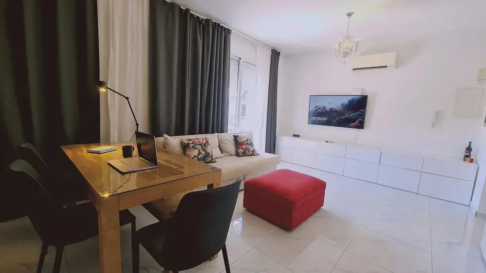 98 LIM - Stay W Apartment