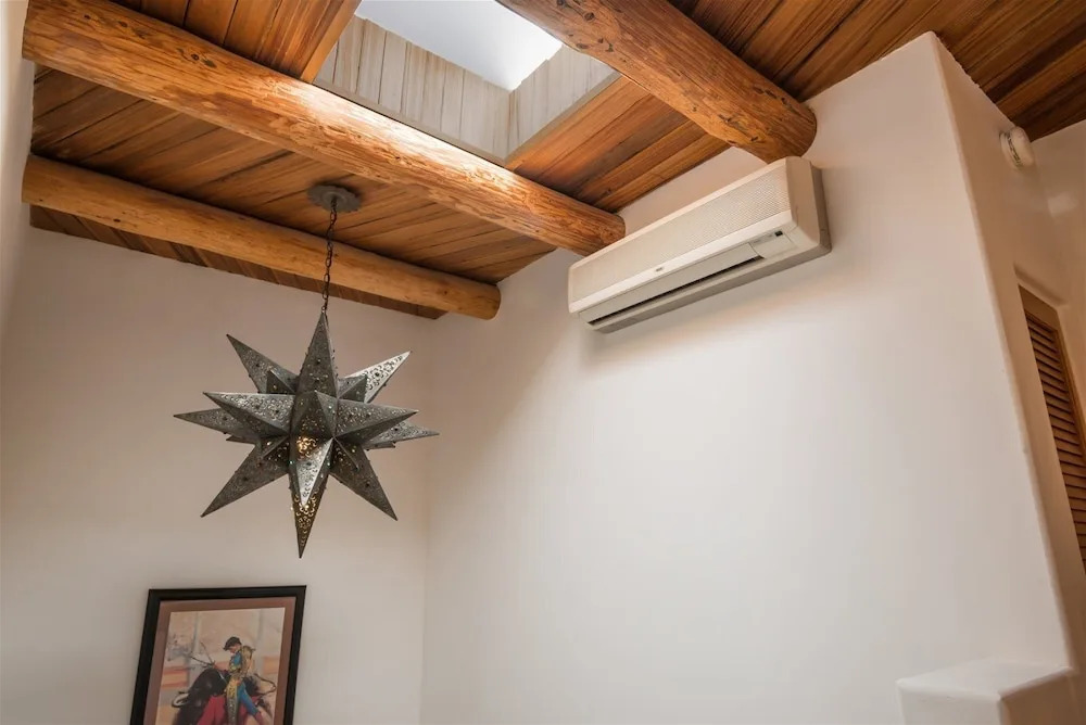 Serenidad - Delightful Vacation Home, Walk to The Plaza and Canyon Rd