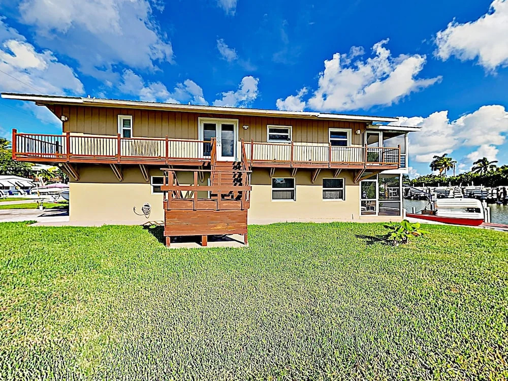 Canal-side W/ Private Dock, Boats & Bikes 2 Bedroom Duplex