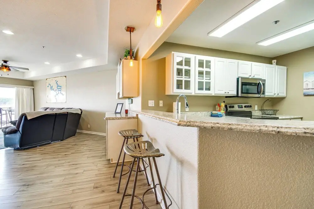 Community Perks! Waterfront Lake Ozark Escape