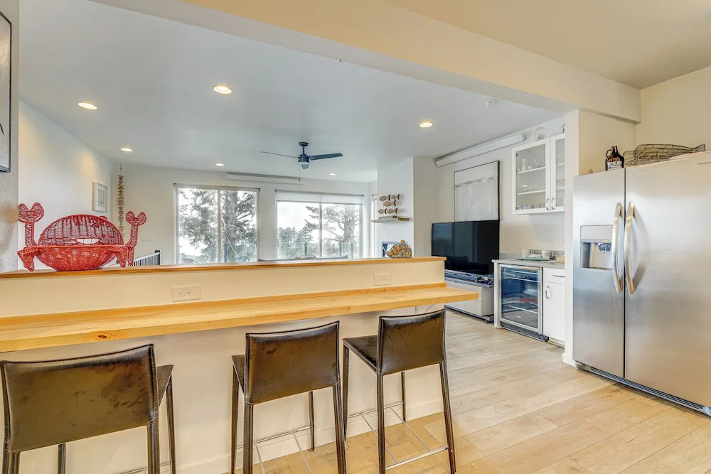 Depoe Bay Townhome w/ Deck & Stunning Ocean Views!