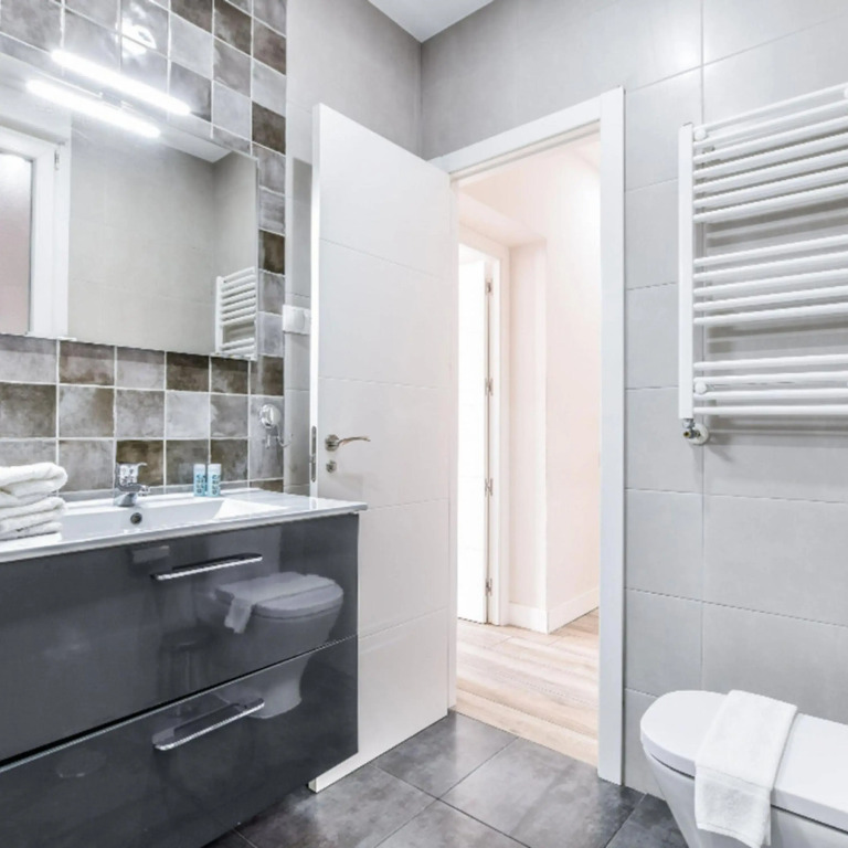 Retiro V in Madrid with 4 bedrooms and 2 bathrooms