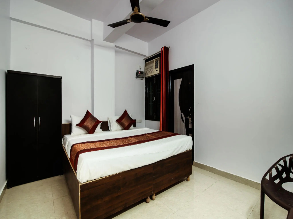 OYO 15253 Pluto Residency