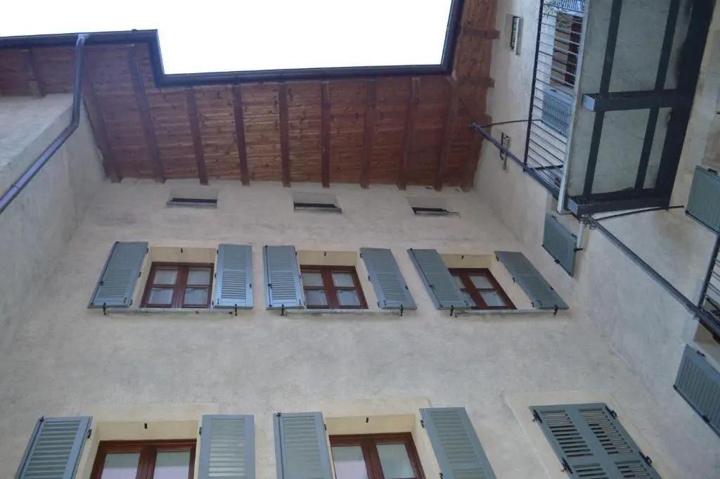 Parravicini Red Flower apartment