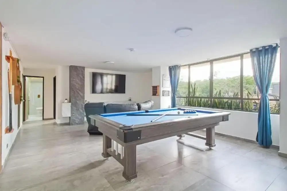 2bedroom with pooltable 1 block -Lleras