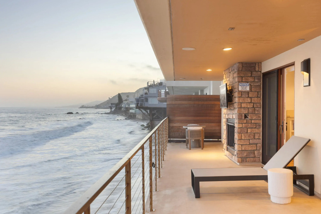 Malibu Beach House Bliss by AvantStay | Beachfront + Private Beach Access, Malibu