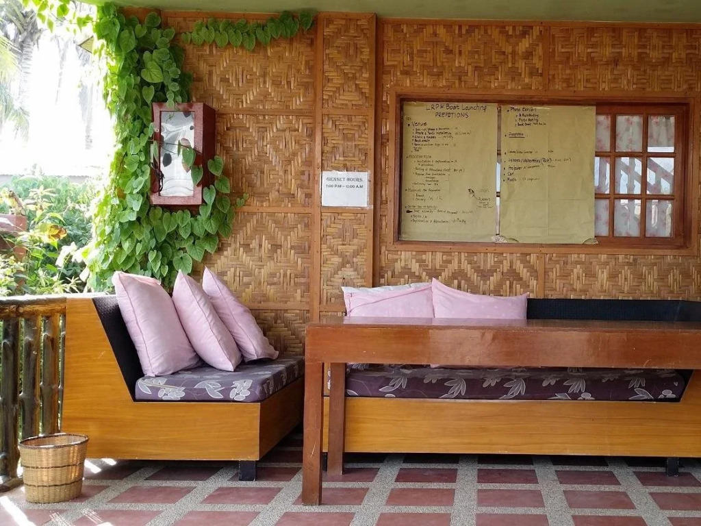 Yooneek Inn