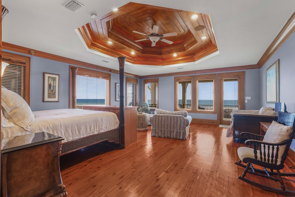 The Gayosa House 9BR Beachfront Oasis With Private Pool Hot Tub