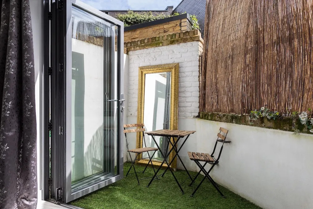 2 Bedroom House in Primrose Hill