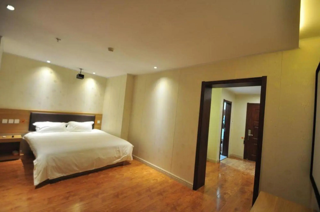 Huayi Hotel (Qingdao Tonghe Road)