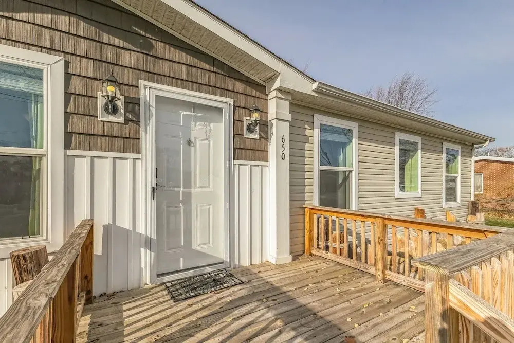 Sunsets & Serenity: Port Clinton Waterfront Stay 3 Bedroom Home