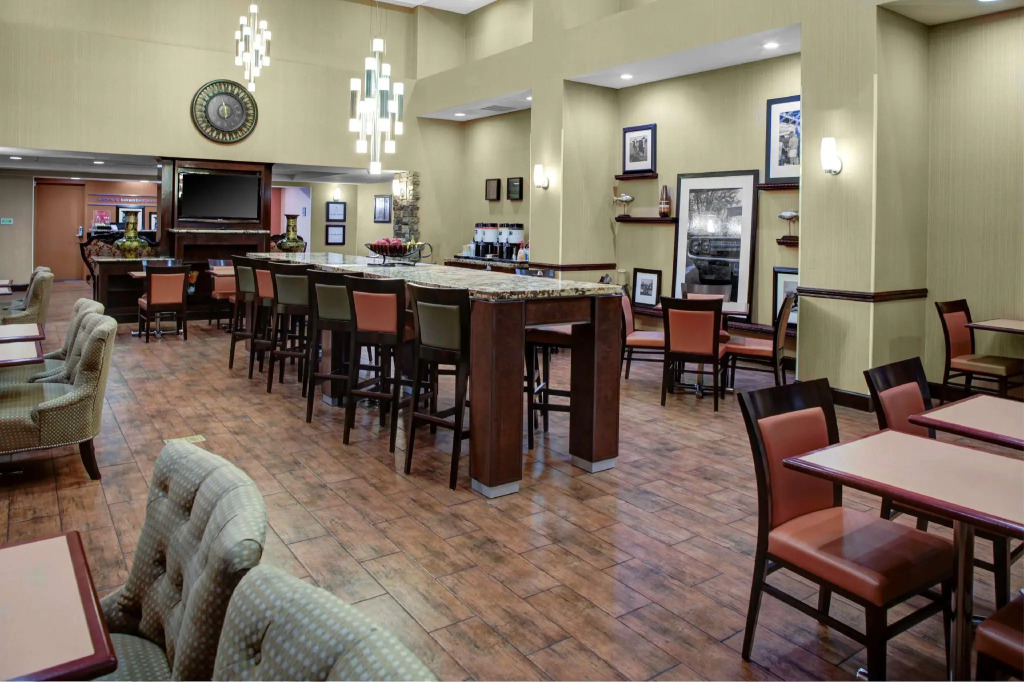Hampton Inn and Suites Bakersfield / Highway 58