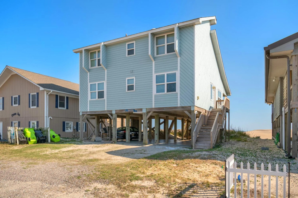 Front Row by Oak Island Accommodations