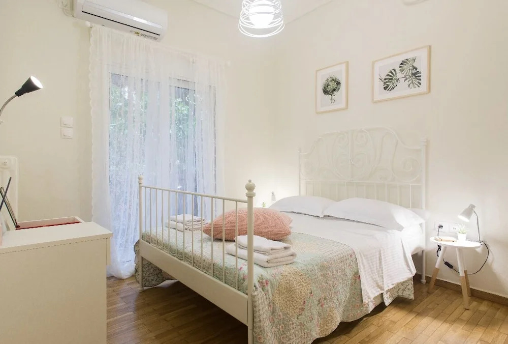 Charming 1-bed Apartment Near Piraeus Port