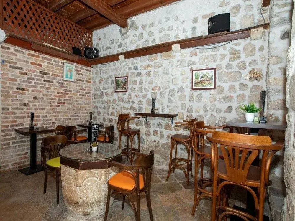 Lav Hostel & Café