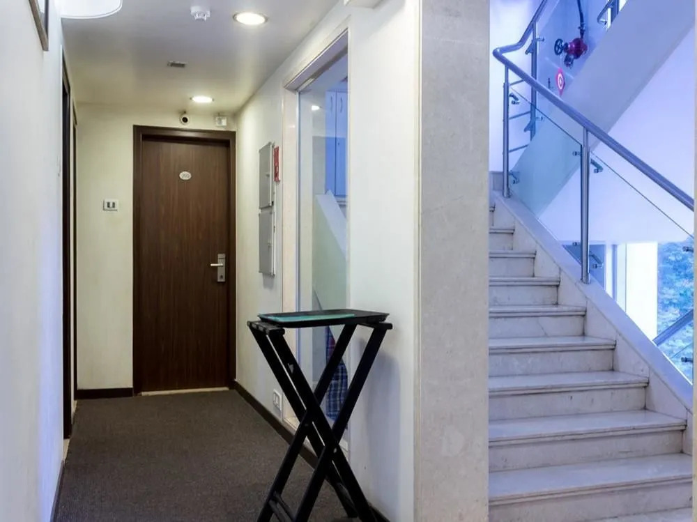 OYO Premium Borivali Kora Kendra
