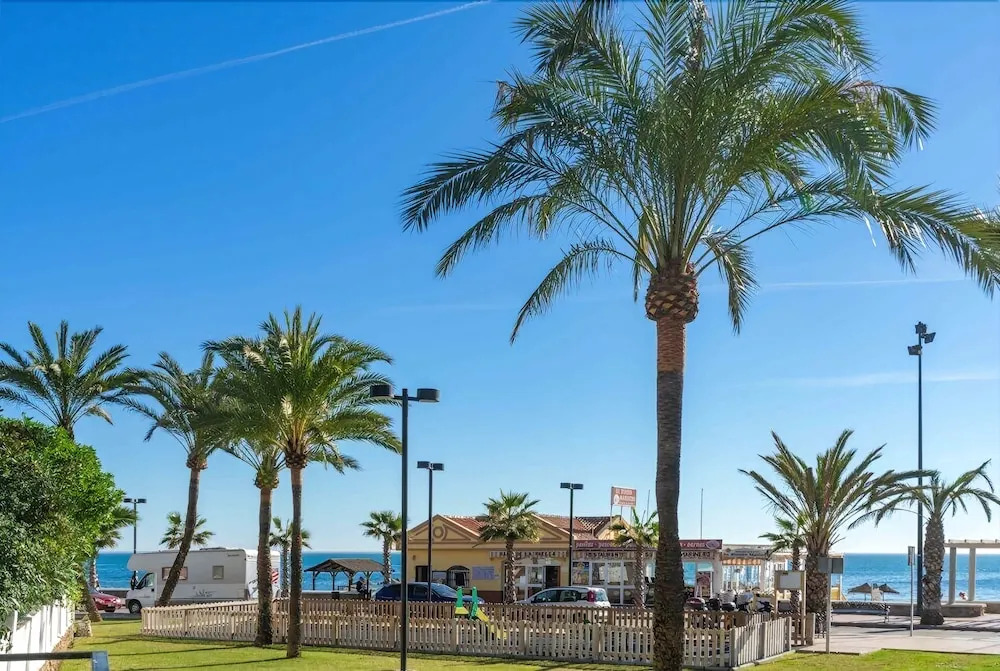 Lovely Beachfront Apartment Ref 88