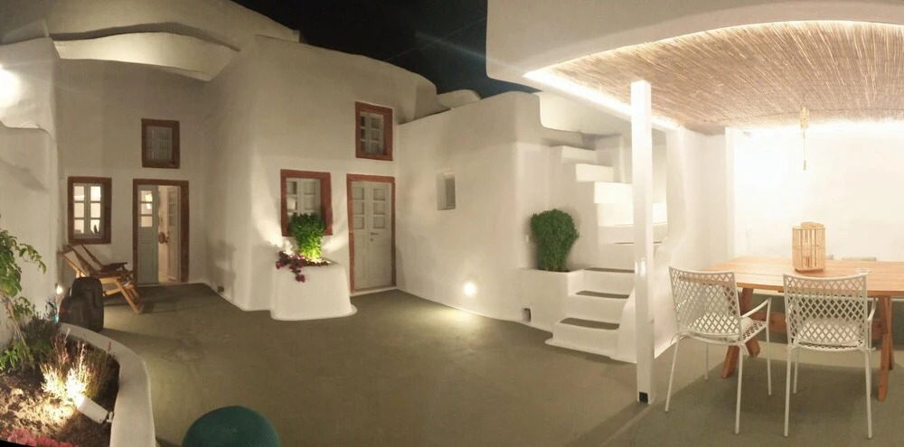 Sisyphus House in Santorini