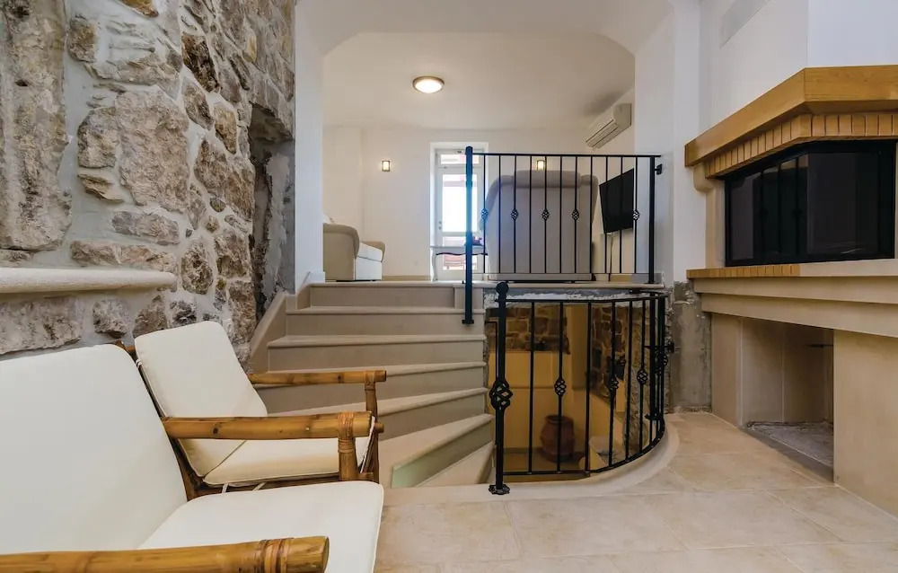 Stunning Home in Lovorno With Wifi and 5 Bedrooms