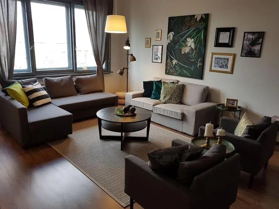 27 Shades of Green (4 bedroom 3 Bath Sunny Central)
