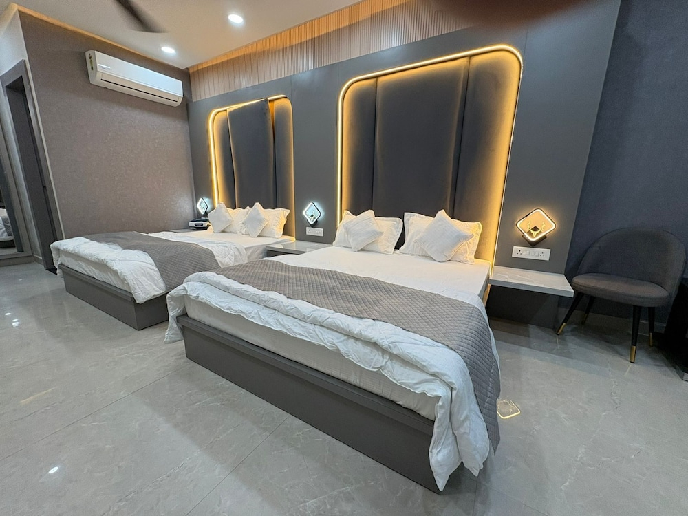 Hotel R J Heights