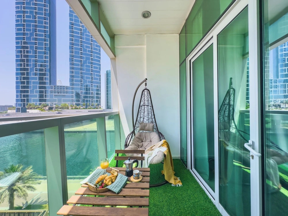 Marina View Stay with Rooftop Pool