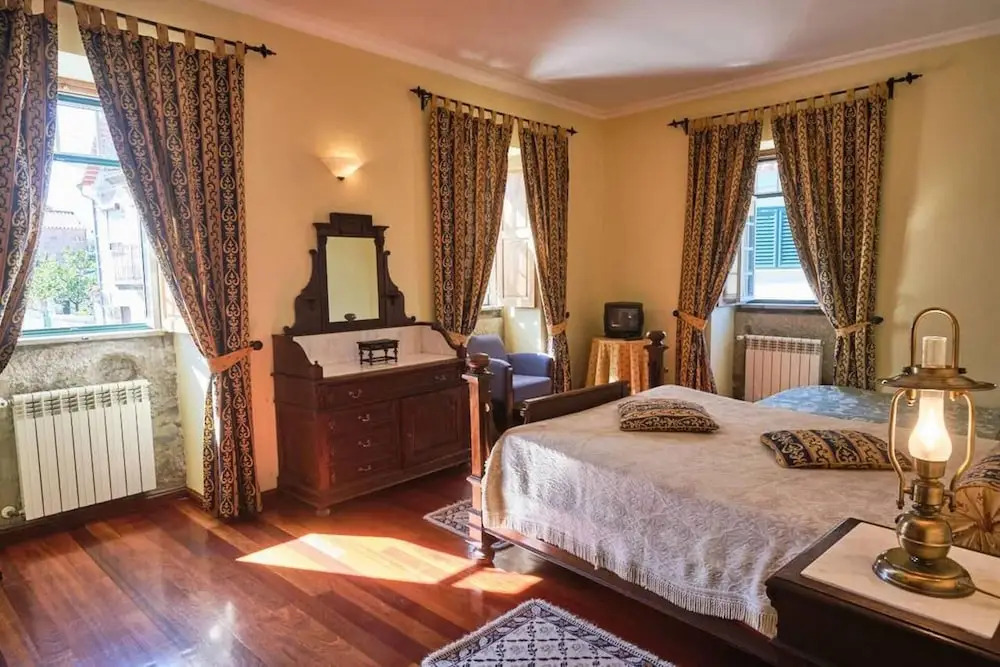 19th Centry Farmhouse Getaway - Sleep 12-14 w Pool