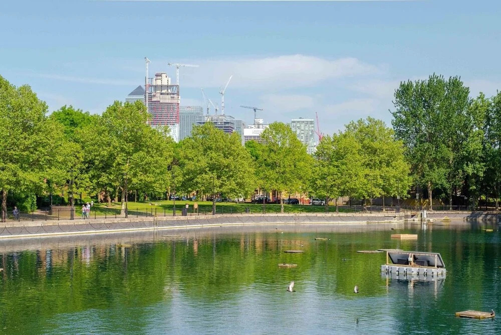 Fantastic 1BR Home - 1 Stop To Canary Wharf!