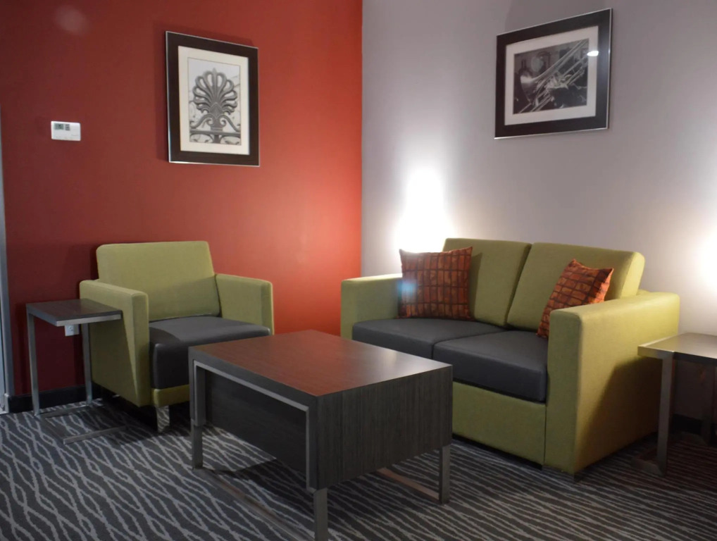Del-Mar Airport Inn & Suites