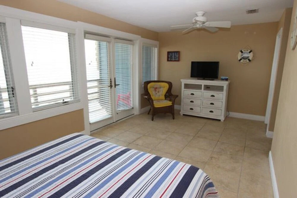 Seawinds 2 - 4 Br cabin by RedAwning