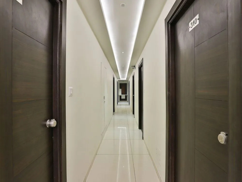 OYO 13033 Hotel Raadhe
