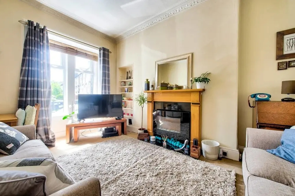 Cute Private Door 2 Bed Apartment on Easter Road
