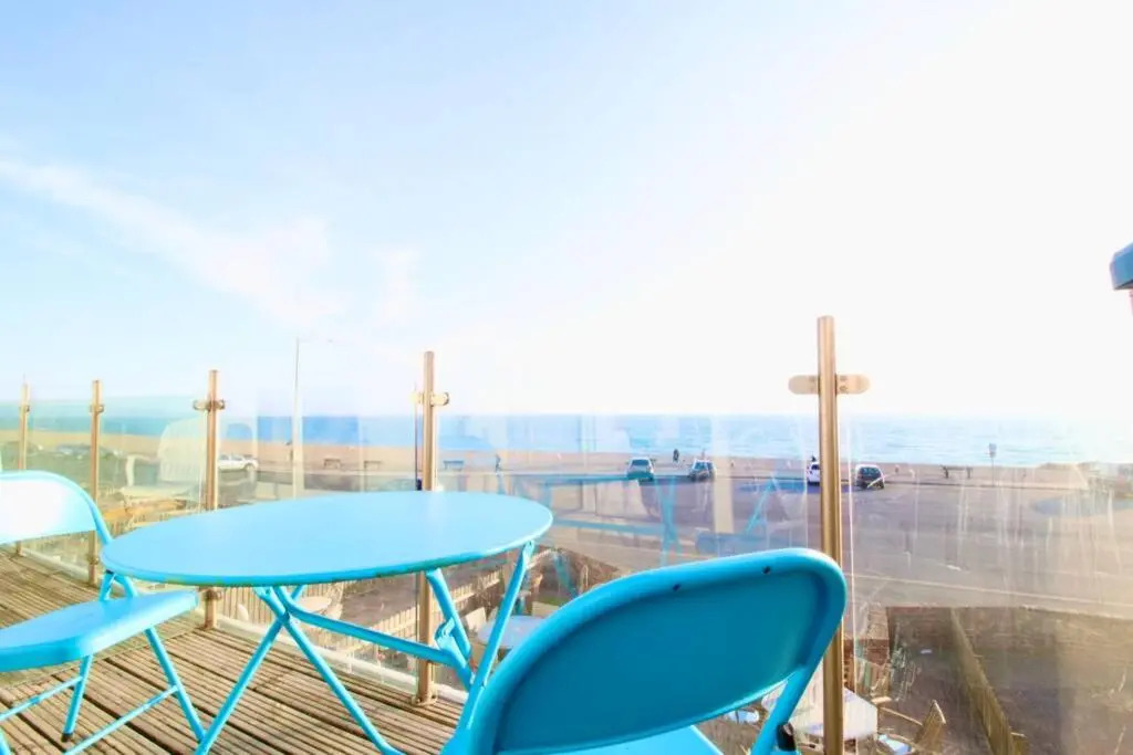 Serenity "your calm seafront retreat" By Air Premier