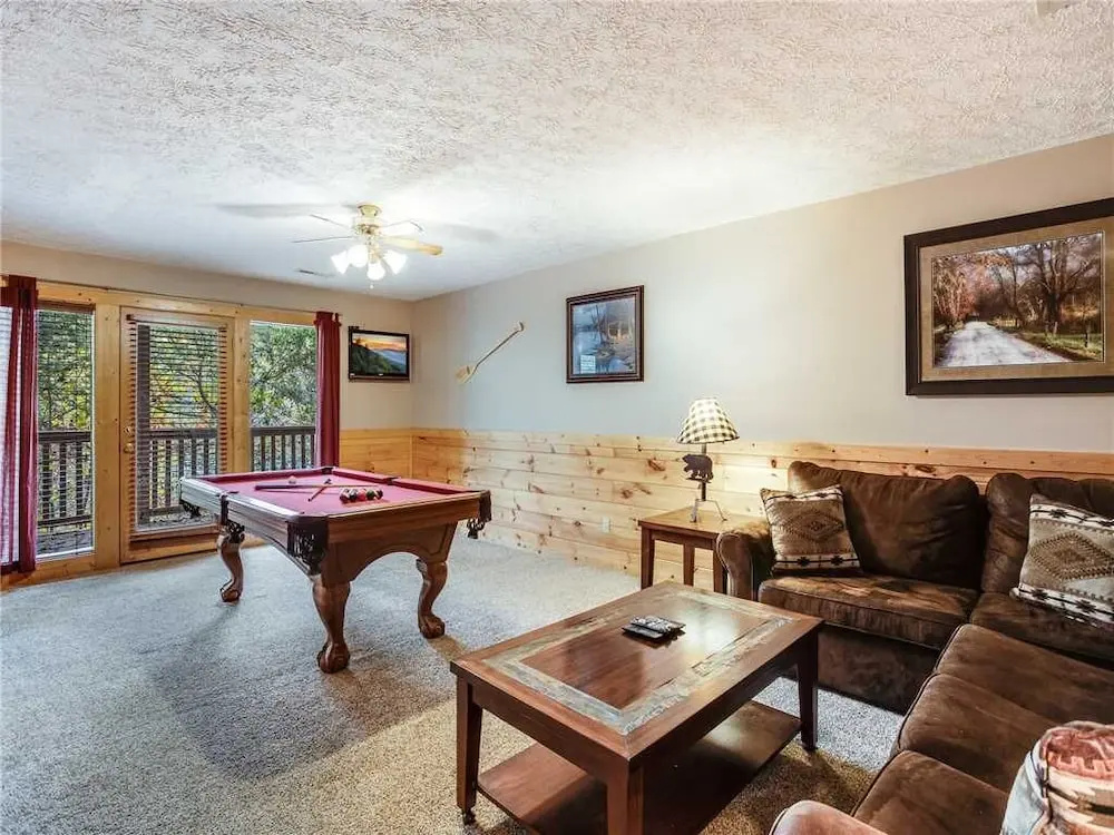 Mountain Elegance 2 Bedroom Home with Hot Tub