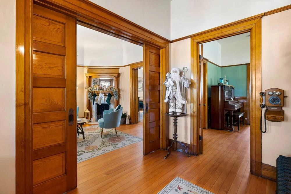 Historic Brinkmeyer Manor-steps to Downtown Charm