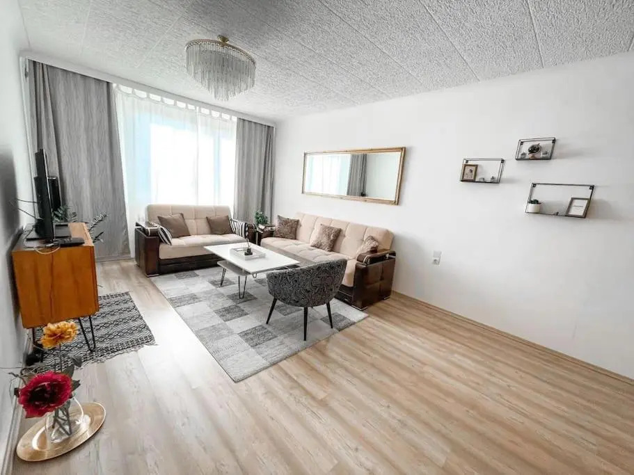 Best Rated Central Apartment Vienna - well heated, WiFi, 24-7 Self Check-In, Board games, Netflix, Prime