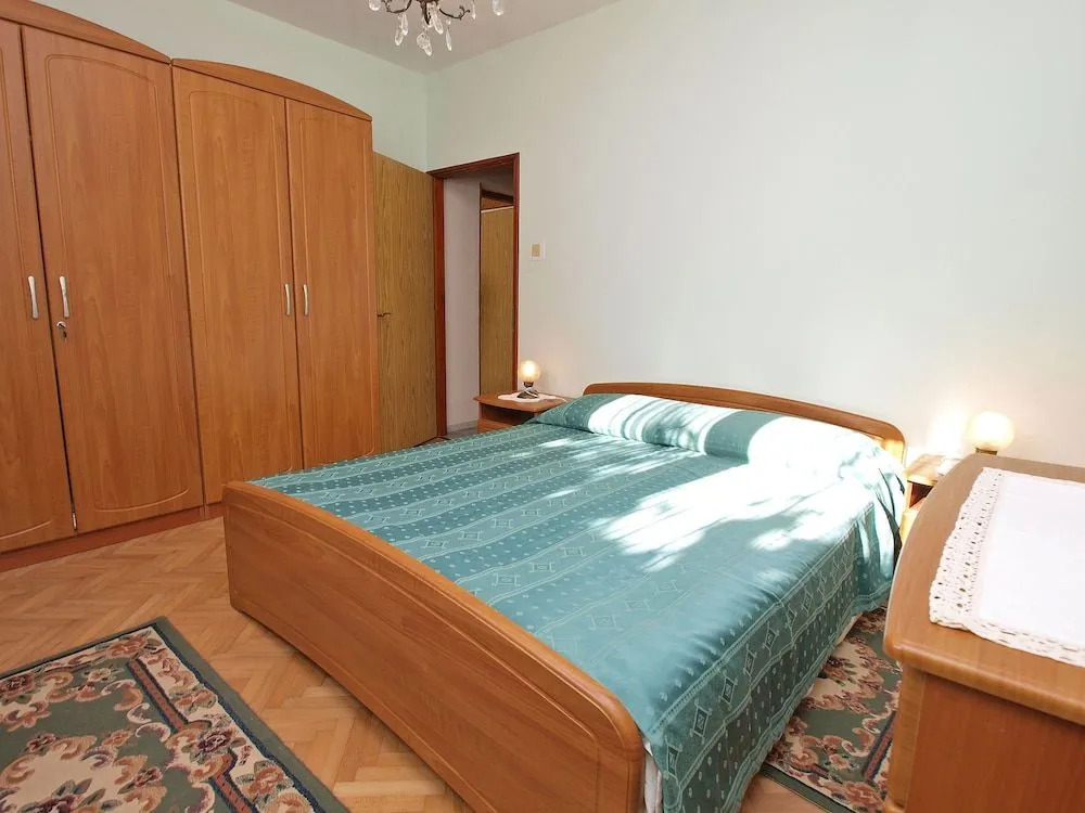 Apartment 933