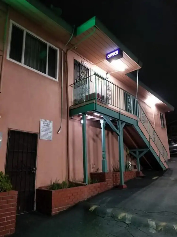 Travis Lodge Motel 16