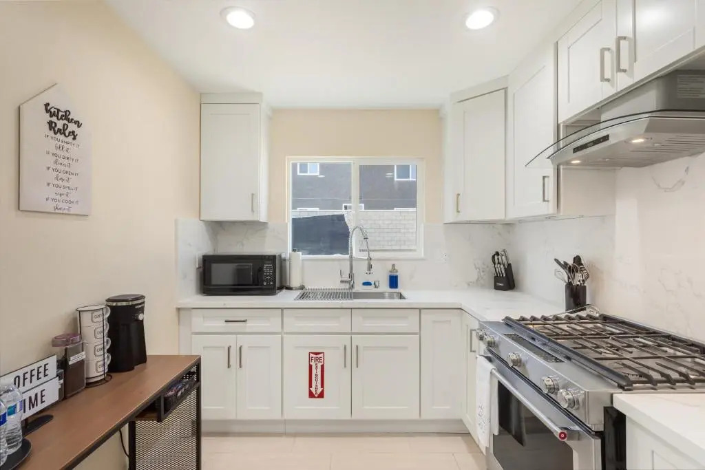 Luxury King Bed Projector Room near Beach & Disneyland