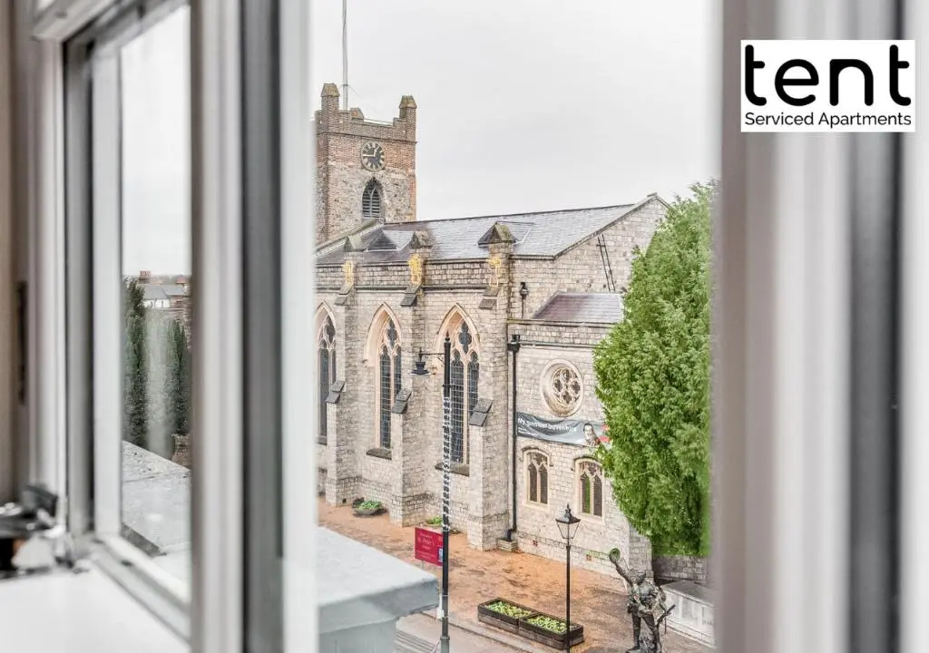 Bright, Stylish Two Bedroom Apt in Town Centre with Free Parking at Tent Serviced Apartments Chertsey