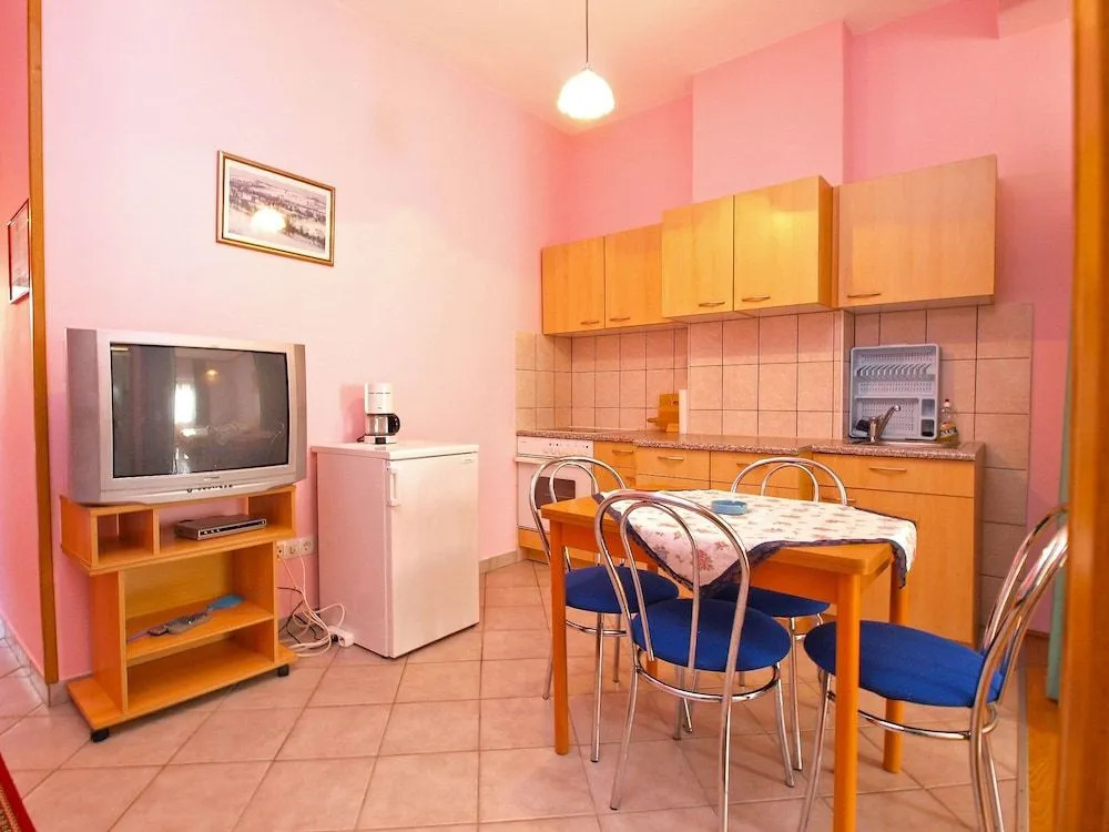 Apartment 1160