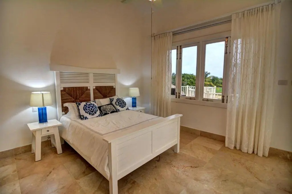 Fantastic 8-bedroom Golf-front Mansion Near the Beach
