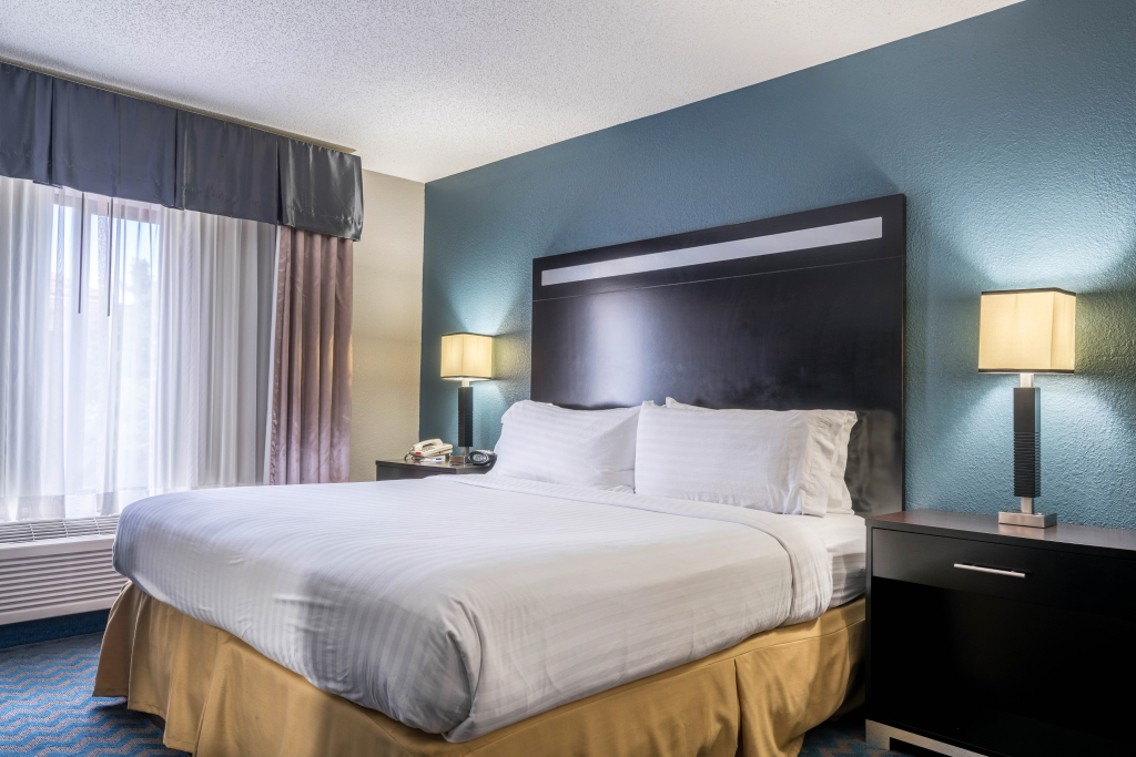 Holiday Inn Express & Suites Roanoke Rapids by IHG