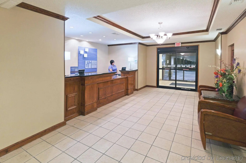 Holiday Inn Express & Suites Plainview by IHG
