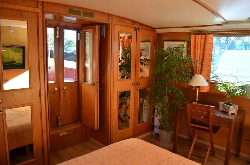 Barge Beatrice cruises on the Canal du Midi