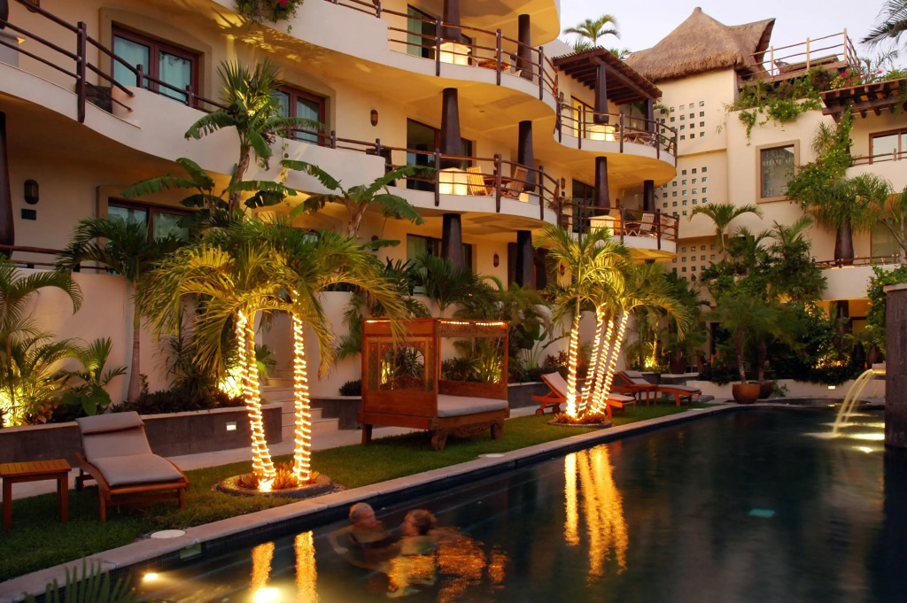 El Taj Oceanfront and Beachside Condo Hotel
