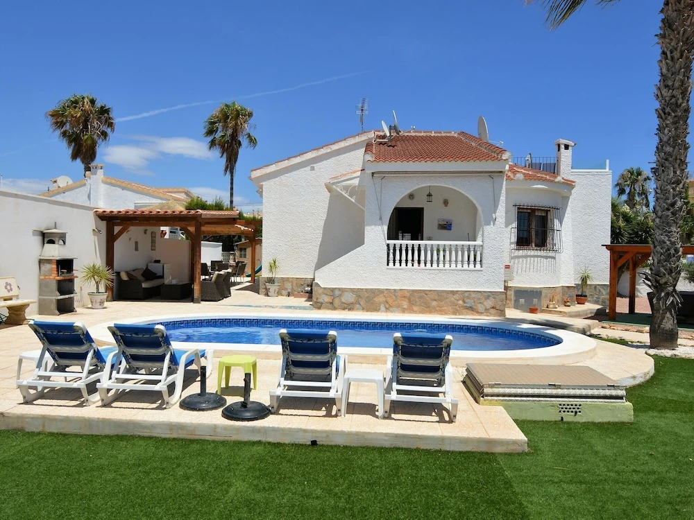 Villa With Private Swimming Pool in Queseda