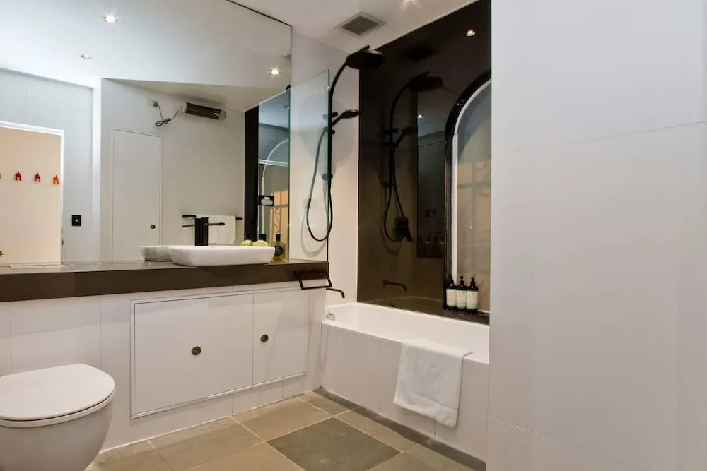3 Storey Home Close Walk To Fox Studios SCG & City
