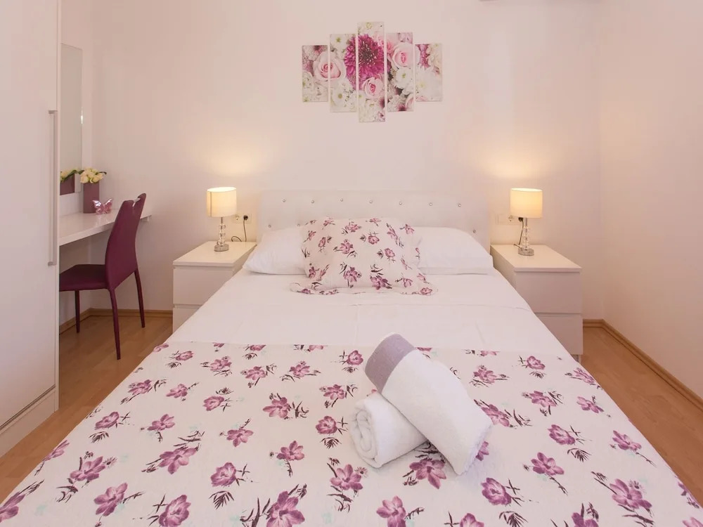 Modern villa with private swimming pool, nice garden with roofed terrace, BBQ