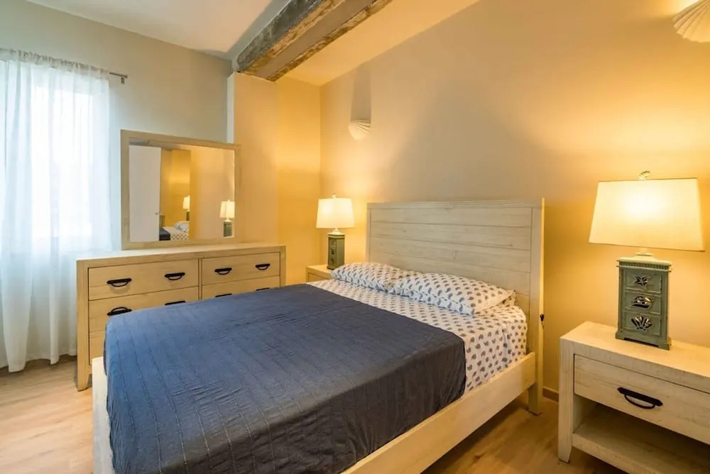 NEW The Yellow House - Renovated Monumental Penthouse
